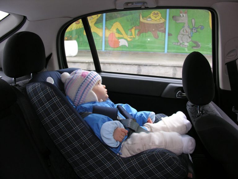 Hvorfor bør dit barn ikke køre i bilen med deres jakke på?