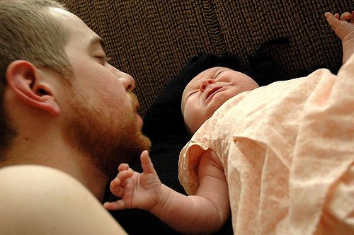 far-baby-græde. du kan berolige din babys gråd
