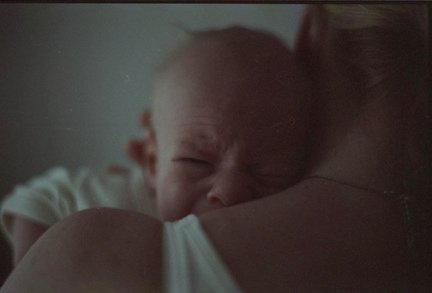 baby-græder-på-skulder. 5 tricks til at berolige din babys gråd