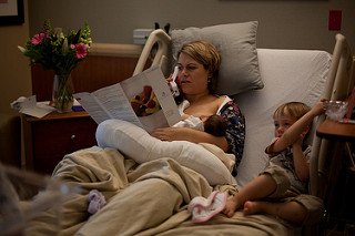 kvinde der har gennemgået en naturlig fødsel på hospitalet