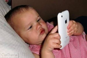 Hvordan påvirker iPads og smartphones børn under 2 års alderen?