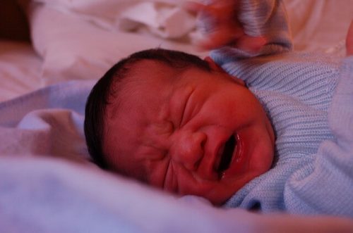 5 tricks til at berolige din babys gråd