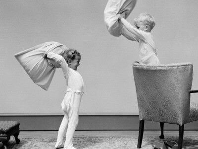 2 børn slår hinanden med puder