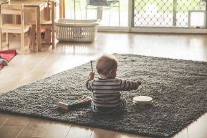 Hvorfor kan babyer lide at smide alt på gulvet?