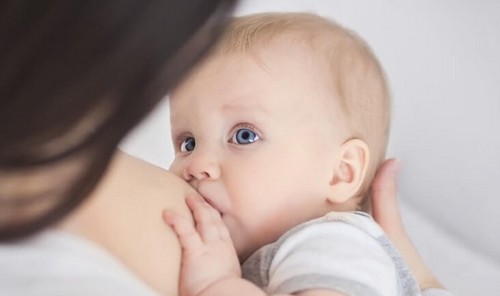 Øjenkontakt Med Din Baby Under Amning Er Magisk