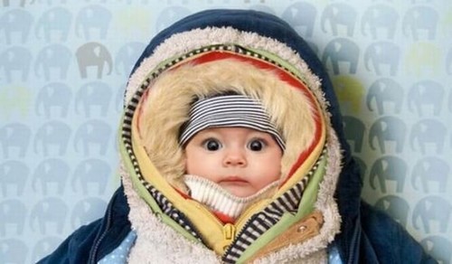 baby pakket ind i tøj