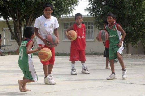 barfodet børn spiller basket