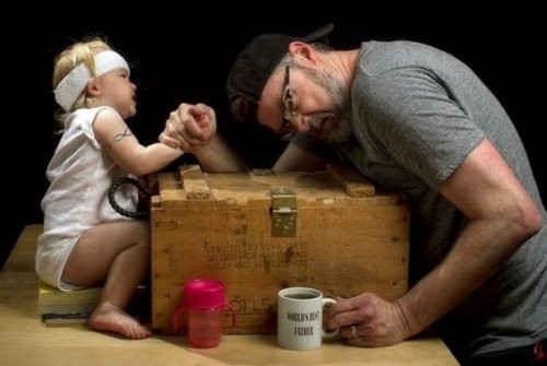 far og datter lægger arm