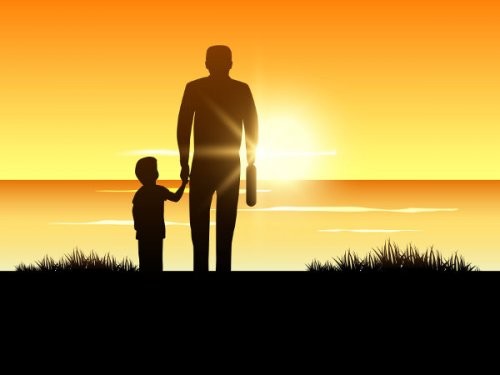 far og søn ser på solnedgang