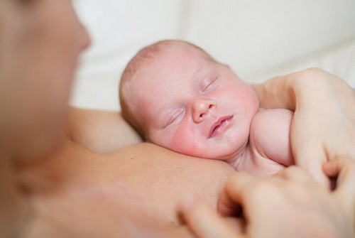 baby hos sin mor efter fødsel