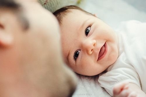baby smiler til sin far