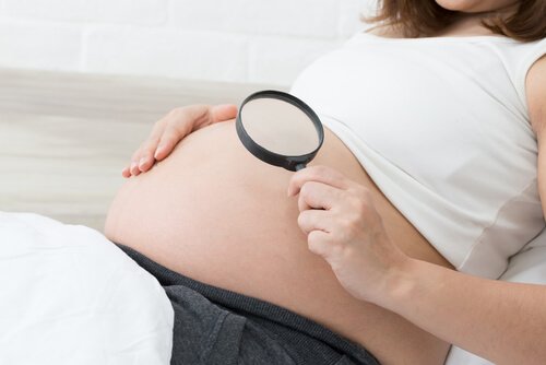 kvinde undersøger gravid mave