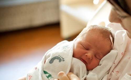 holde en nyfødt baby
