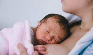 Pårørende: Lad være med at holde en nyfødt baby før moderen