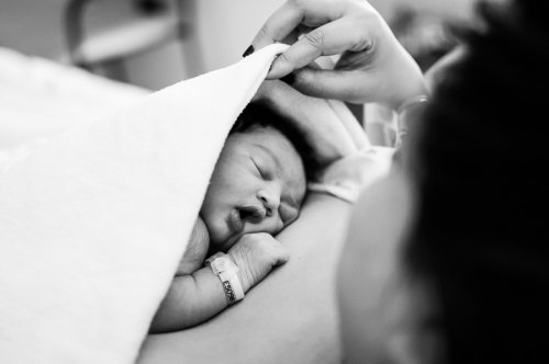 holde en nyfødt baby
