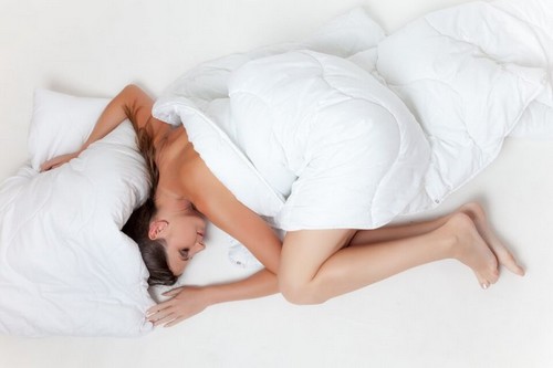 kvinde sover i en lang seng