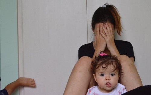 mor med barn græder