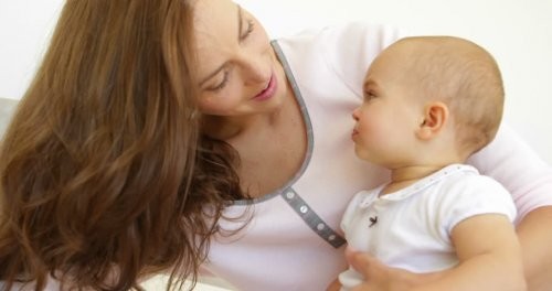 mor bruger tid med sine børn