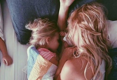 mor og datter sover