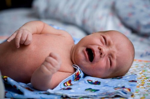 en baby der græder