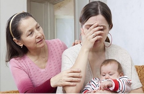 mor med baby bliver trøstet af ven