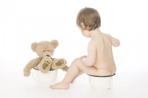 barn og bamse sidder på potte