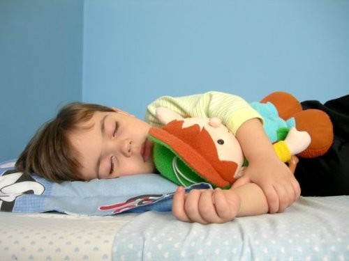 sovende dreng med sene sengetider