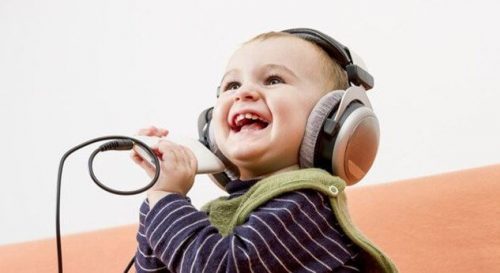 få din baby til at grine med musik