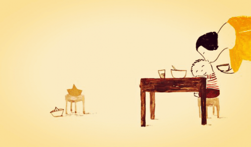 Mor sidder med sit barn og hygger