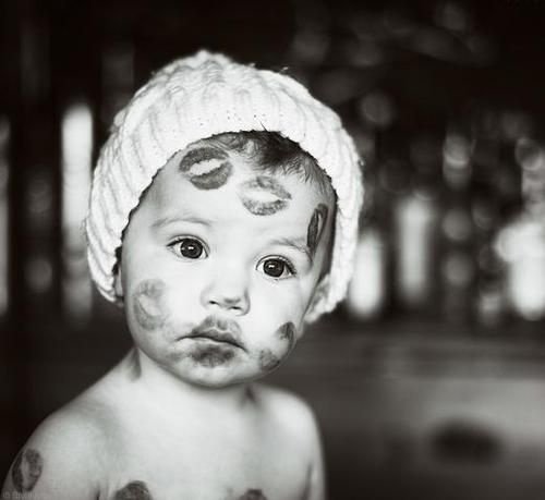 Baby dækket af kys - måske på grund af påtvunget ømhed?