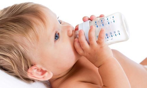 Hvorfor babyer ikke bør drikke vand inden de er 6 måneder