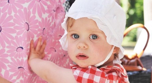 baby med hue på