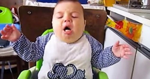 Baby, der har fået noget galt i halsen og er i fare for at kvæles - der kan blive brug for at kende til hjertelungeredning på en baby