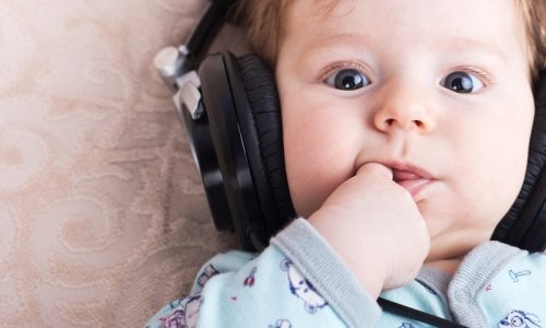 baby lytter til musik