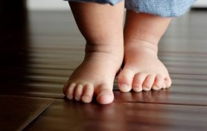Babyer med bare tæer: gladere og klogere?