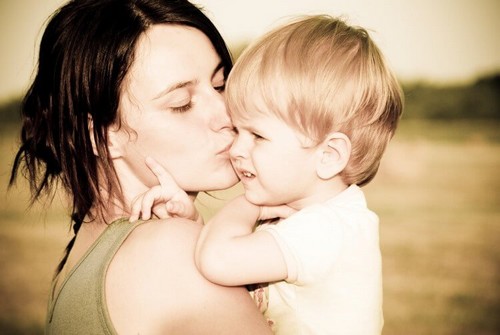 barn får kys af mor