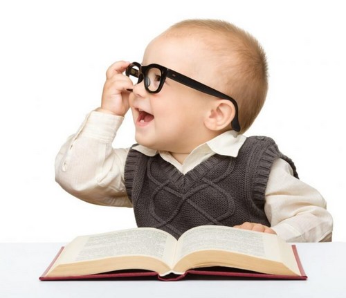barn med briller læser en bog