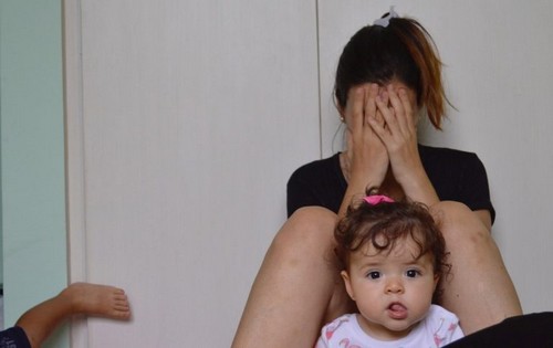 grædende mor med barn