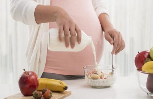 gravid kvinde der laver morgenmad