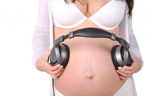 gravid mor med høretelefoner