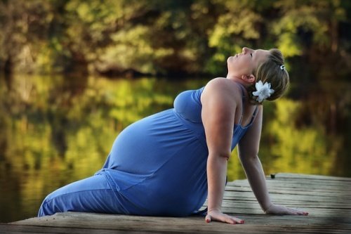 Grsvid mor slapper af et øjeblik - man bliver træt, og det kunne være godt at sove bedre under graviditeten
