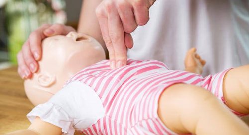 Hvordan udføres hjertelungeredning på en baby