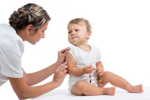 læge giver baby vaccination