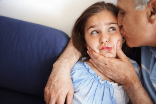 Påtvunget ømhed: Bør vi tvinge vores børn til kys og kram?