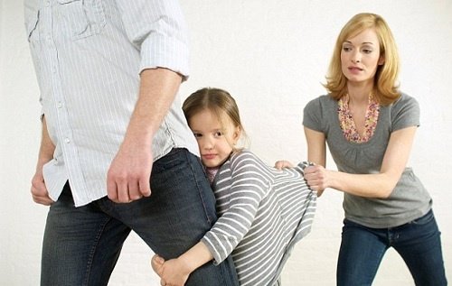 Pige klamrer sig til fars ben. undgå offentlige raserianfald