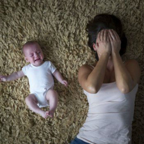 Mor og baby ligger ned