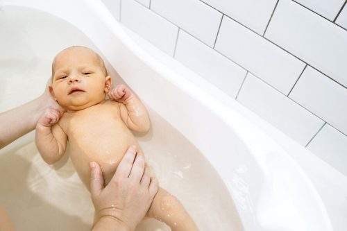ebbe tidevand Ud magasin Hvor ofte skal babyer bades? - Børnenes Verden