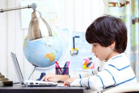 Dreng lærer ved computeren