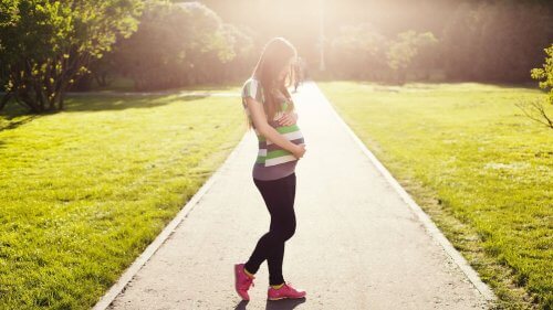 Gravid kvinde udenfor