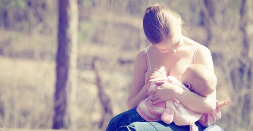 mor ammer hendes nyfødte baby